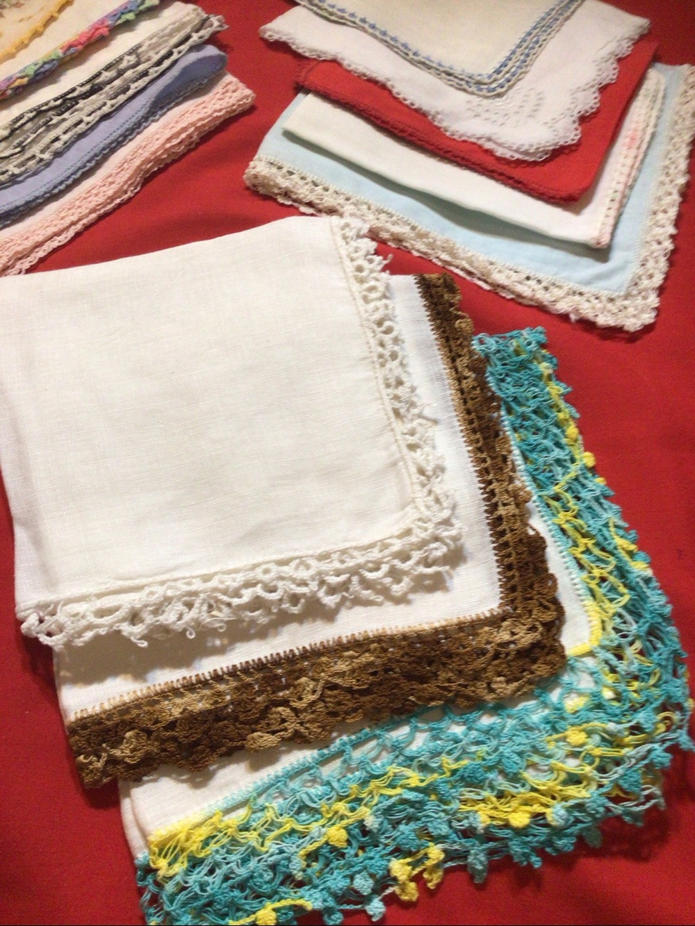 24 Vintage Hankies Handkerchiefs All w/decorative borders - Picture 5 of 7